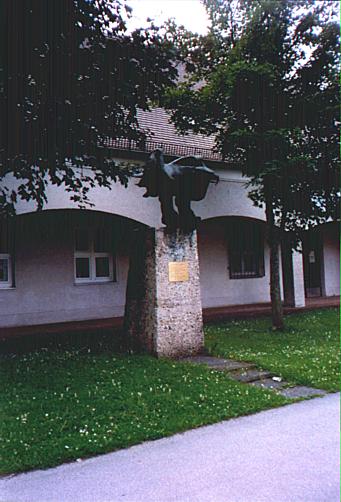 Fliegerhorst Neubiberg - Adler vor dem Unteroffizierheim